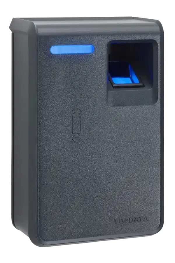 Controlador de acesso biométrico instalado em parede