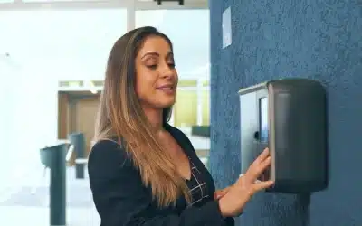 Colaborador marcando ponto em relógio eletrônico