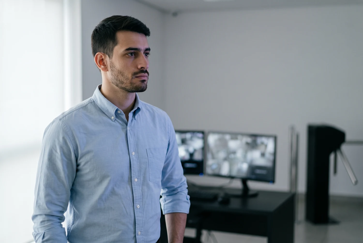 Supervisor de segurança acompanhando o sistema de controle de acesso
